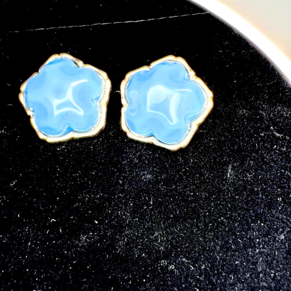 Irregular blue resin flower clover stud earring gold has backs